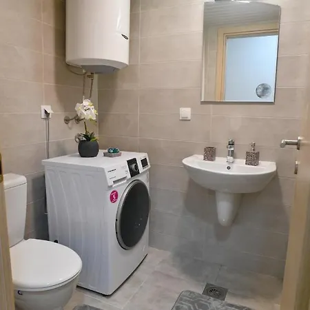 Chic Urban Retreat With Balcony, Parking & Wi-Fi Apartman Szkopje Kültér fotó