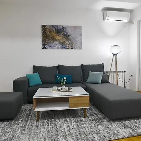 Chic Urban Retreat With Balcony, Parking & Wi-Fi Apartman Szkopje Kültér fotó