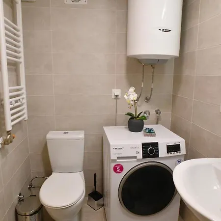 Chic Urban Retreat With Balcony, Parking & Wi-Fi Apartman Szkopje Kültér fotó