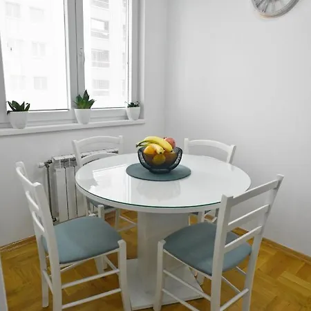Chic Urban Retreat With Balcony, Parking & Wi-Fi Apartman Szkopje Kültér fotó