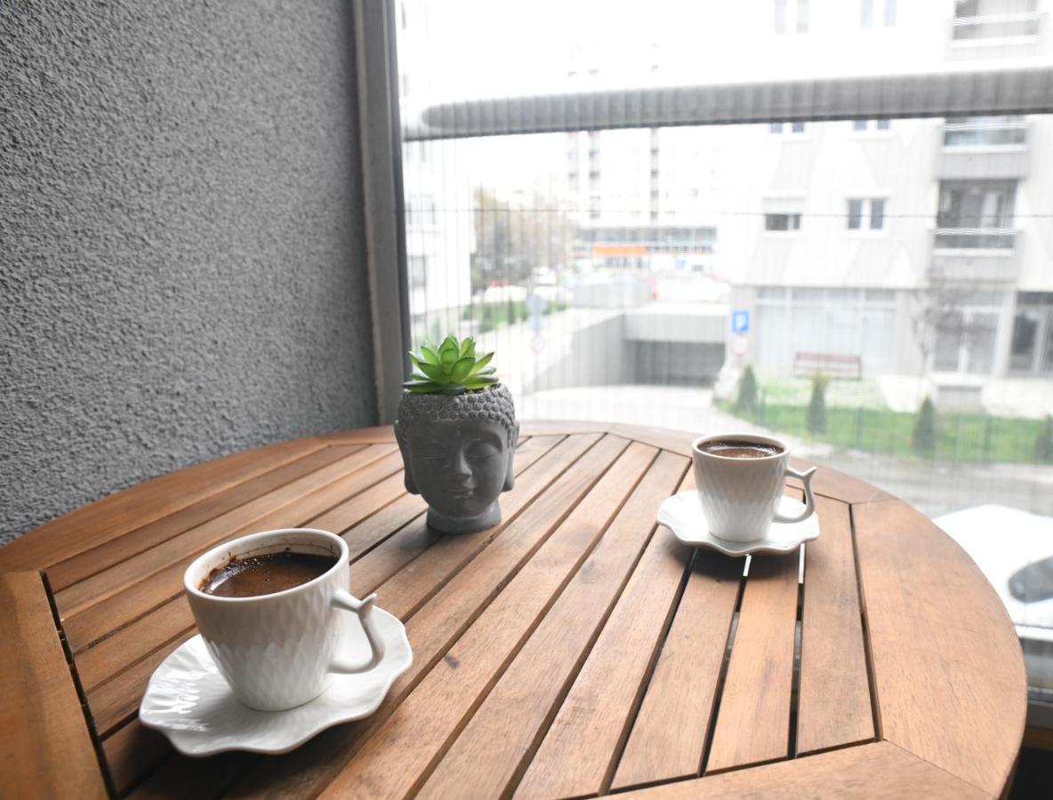 Chic Urban Retreat With Balcony, Parking & Wi-fi Apartman Szkopje