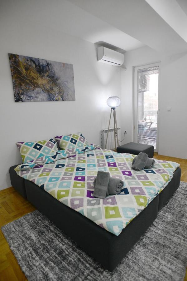 Chic Urban Retreat With Balcony, Parking & Wi-fi Apartman Szkopje