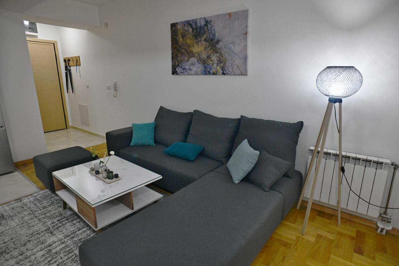 Chic Urban Retreat With Balcony, Parking & Wi-fi Apartman *