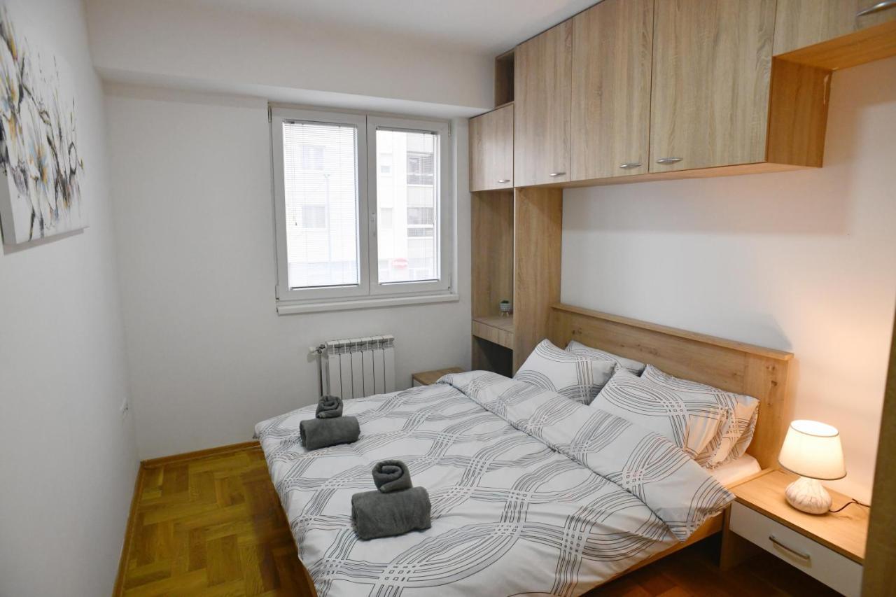 Apartman Chic Urban Retreat With Balcony, Parking & Wi-fi