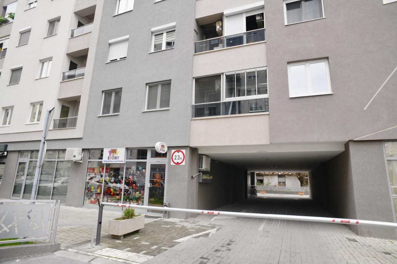 Chic Urban Retreat With Balcony, Parking & Wi-fi Szkopje