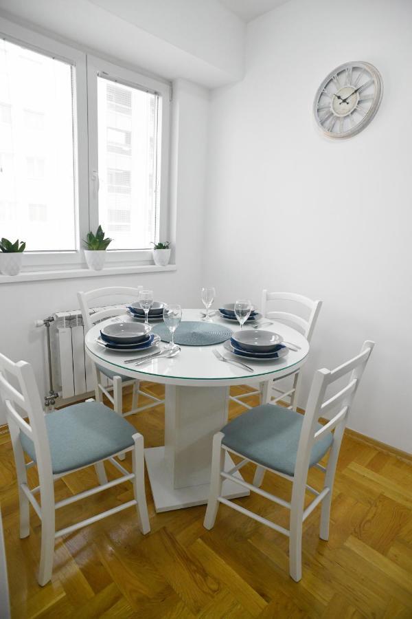 Chic Urban Retreat With Balcony, Parking & Wi-fi Apartman