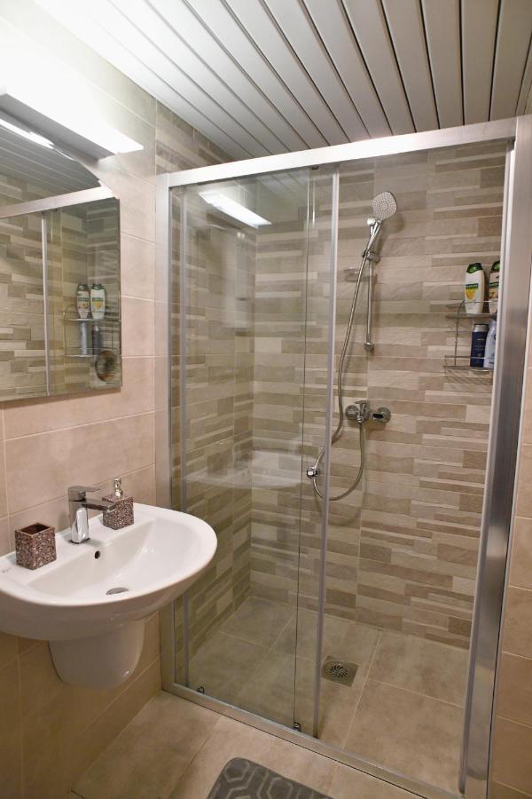 Apartman Chic Urban Retreat With Balcony, Parking & Wi-fi