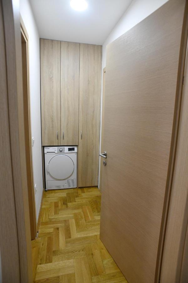 Apartman Chic Urban Retreat With Balcony, Parking & Wi-fi *