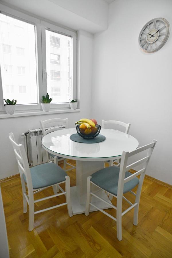Apartman Chic Urban Retreat With Balcony, Parking & Wi-fi Szkopje