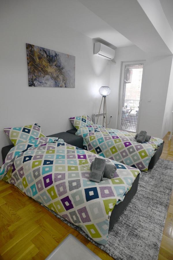 Chic Urban Retreat With Balcony, Parking & Wi-fi Apartman