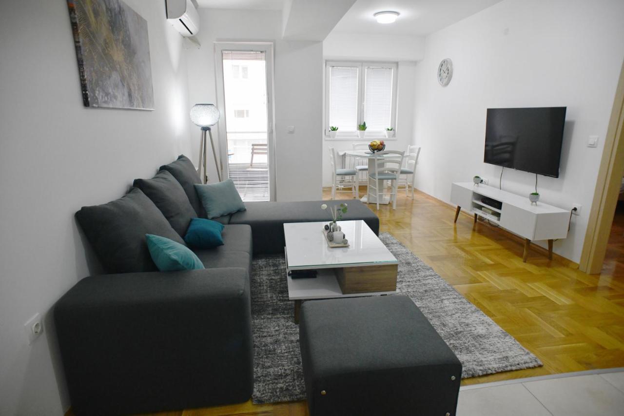 Apartman Chic Urban Retreat With Balcony, Parking & Wi-fi Szkopje