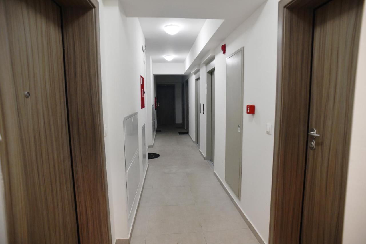 Chic Urban Retreat With Balcony, Parking & Wi-fi Apartman