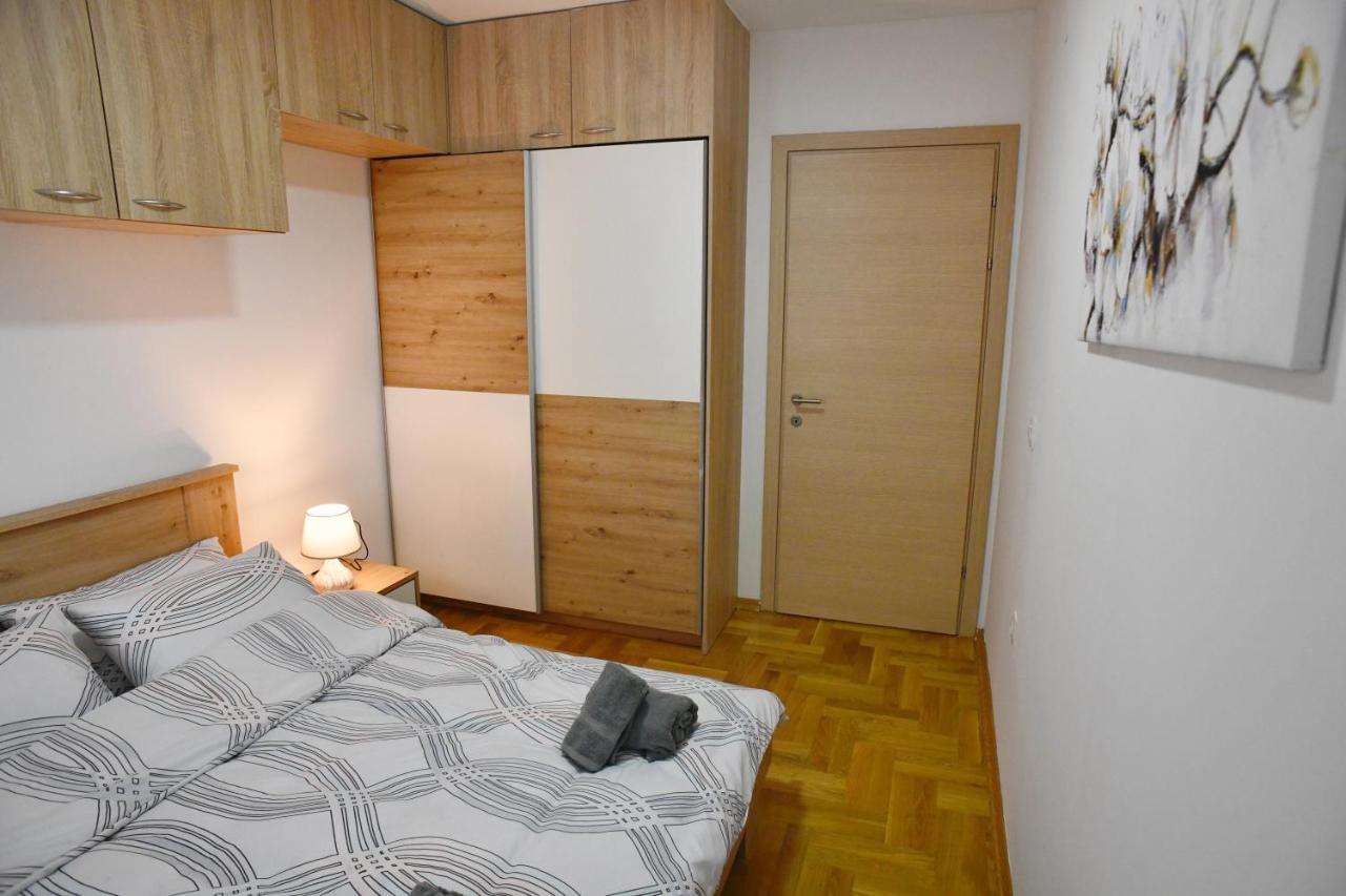 Apartman Chic Urban Retreat With Balcony, Parking & Wi-fi Szkopje