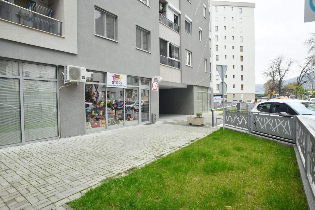 Chic Urban Retreat With Balcony, Parking & Wi-fi Szkopje