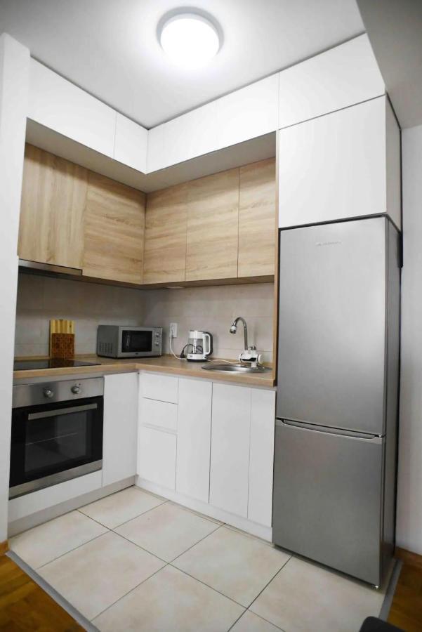Chic Urban Retreat With Balcony, Parking & Wi-fi Apartman Szkopje