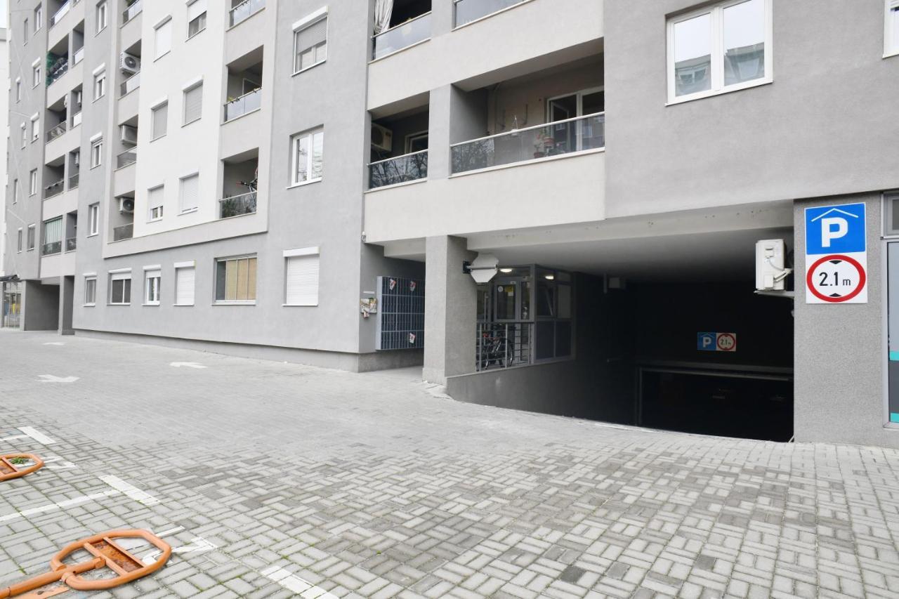 Apartman Chic Urban Retreat With Balcony, Parking & Wi-fi