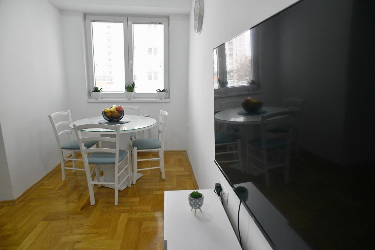 Chic Urban Retreat With Balcony, Parking & Wi-fi *